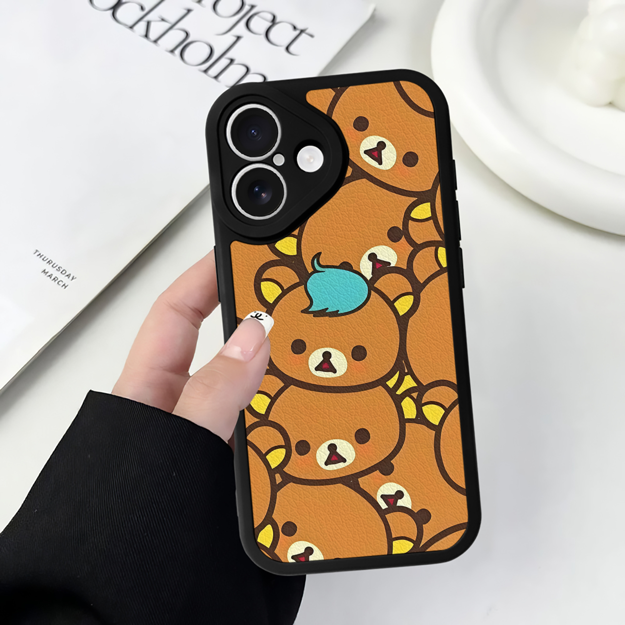 （画像用） リラックマ リラックマ キイロイトリ Rilakkuma Korilakkuma Kiiroitori 【iPhone 16シリーズ対応】シリコンスマホケース（レザー調） 材質：シリコン
